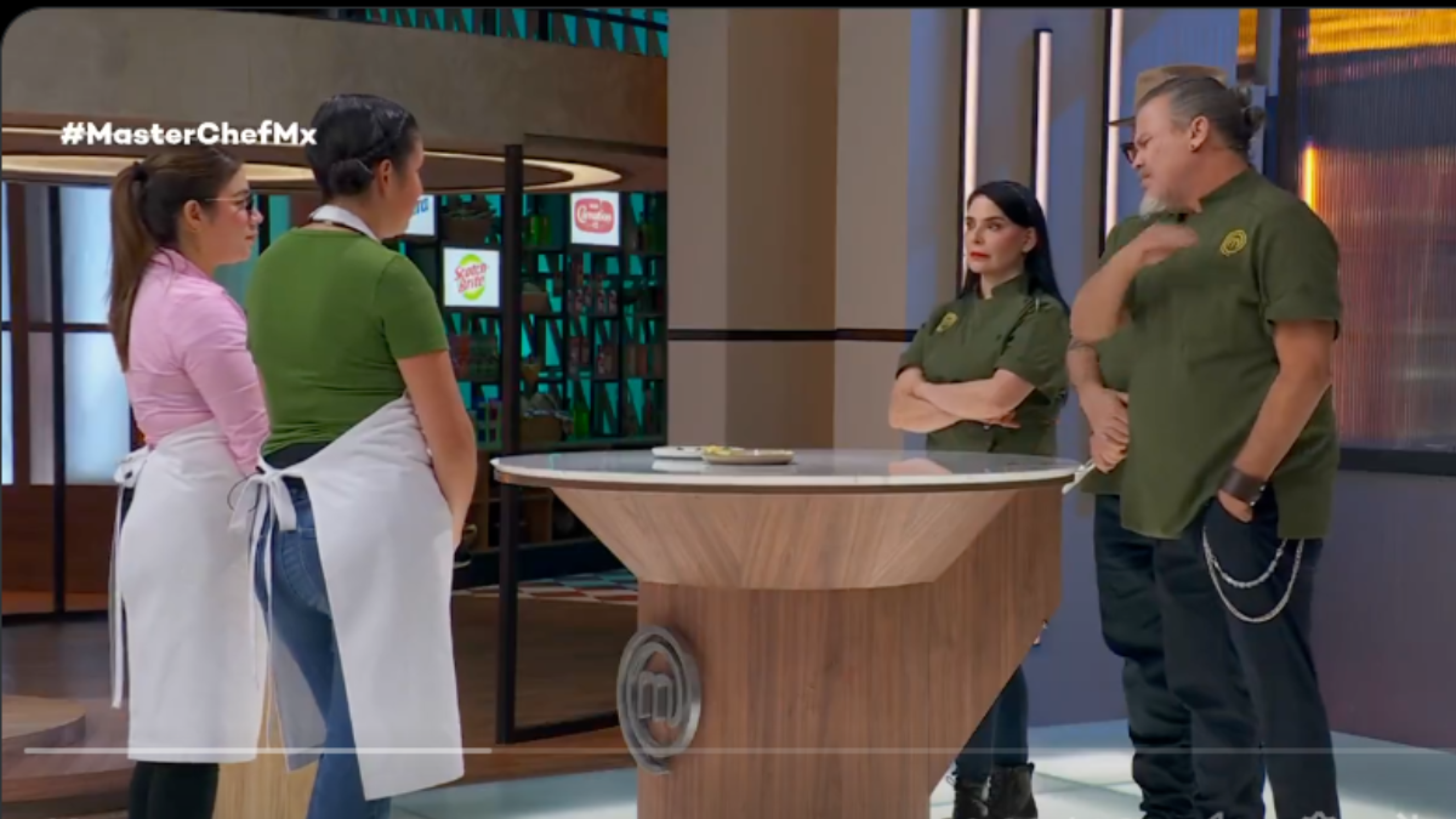 Chef Poncho Cadena explota y regaña a Jazmín y Camila.