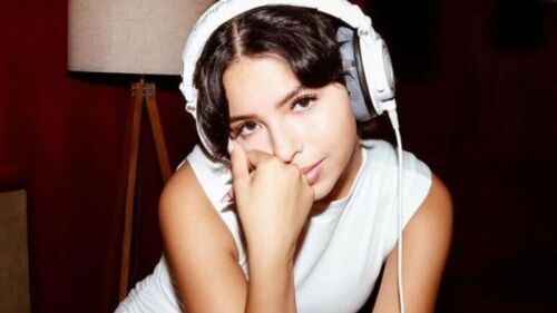 Ángela Aguilar con audífonos