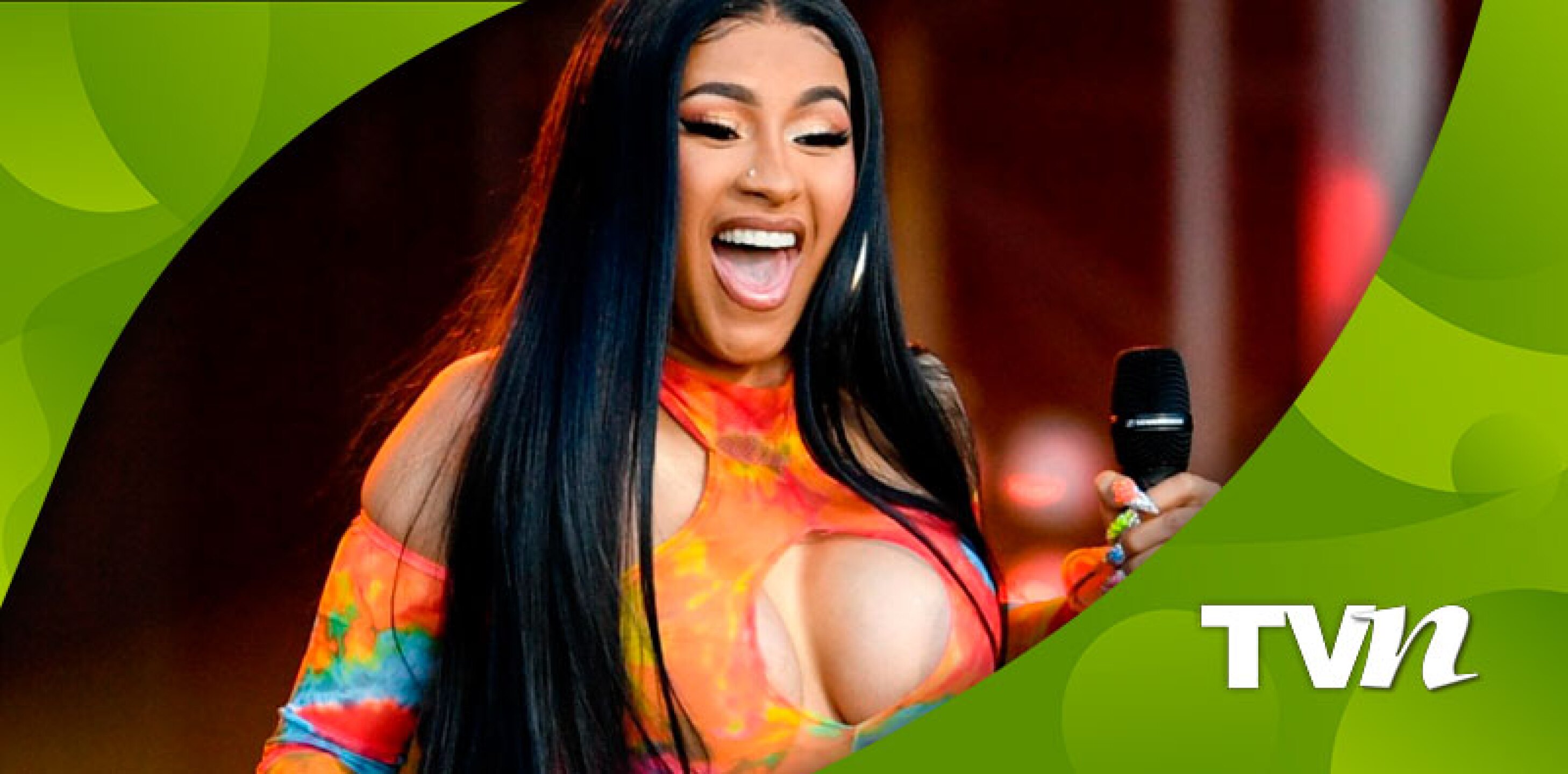 La cantante dio a conocer su nueva cirugía estética y algo más: "No puedo nadar, así que compré estas t3t4s".