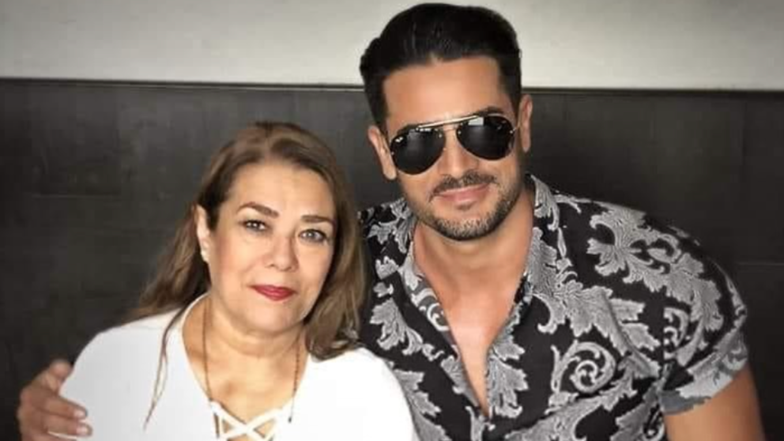Ricardo Franco junto a su fallecida madre