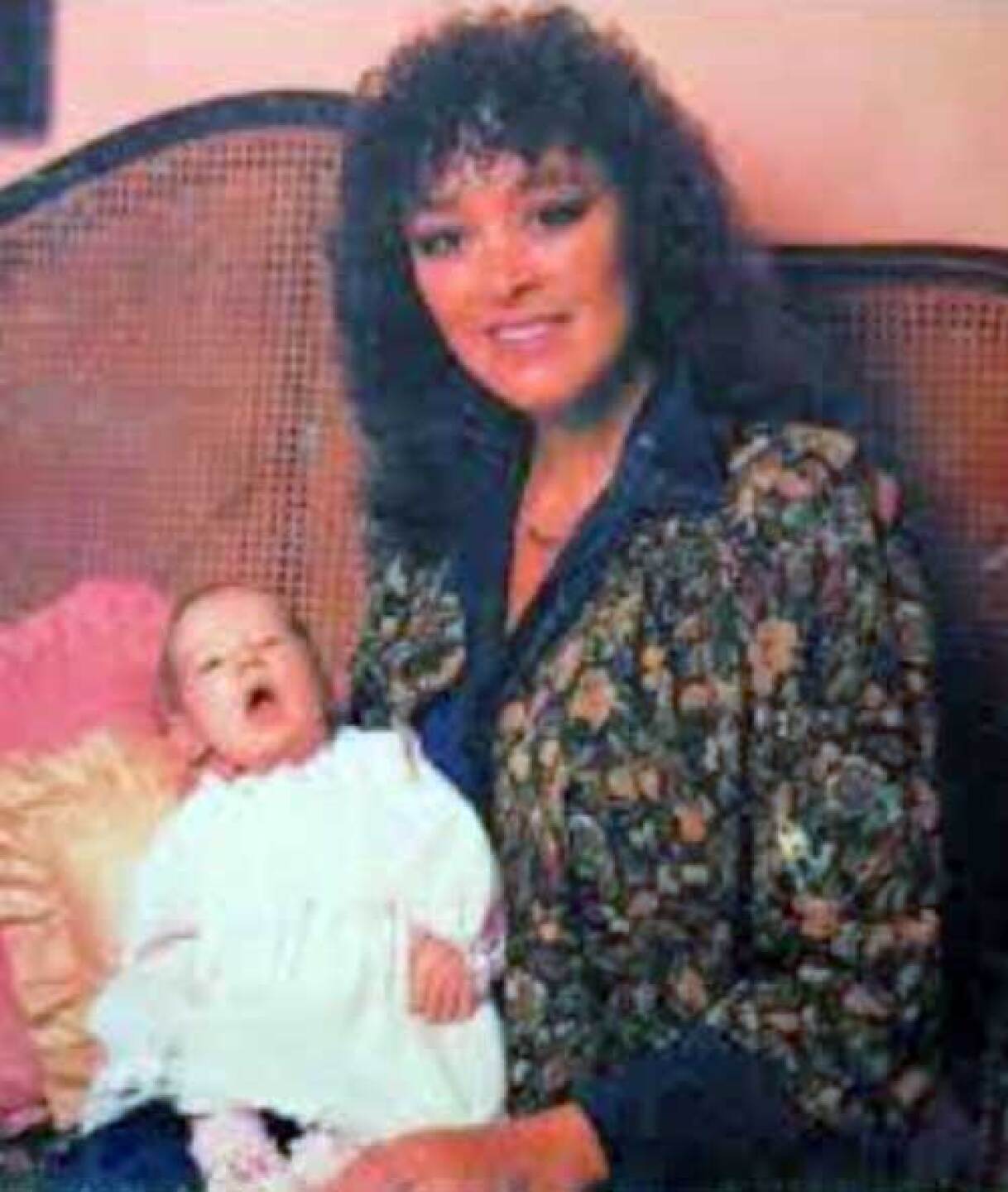 Aquí con su hermosa hija (q.e.p.d.)