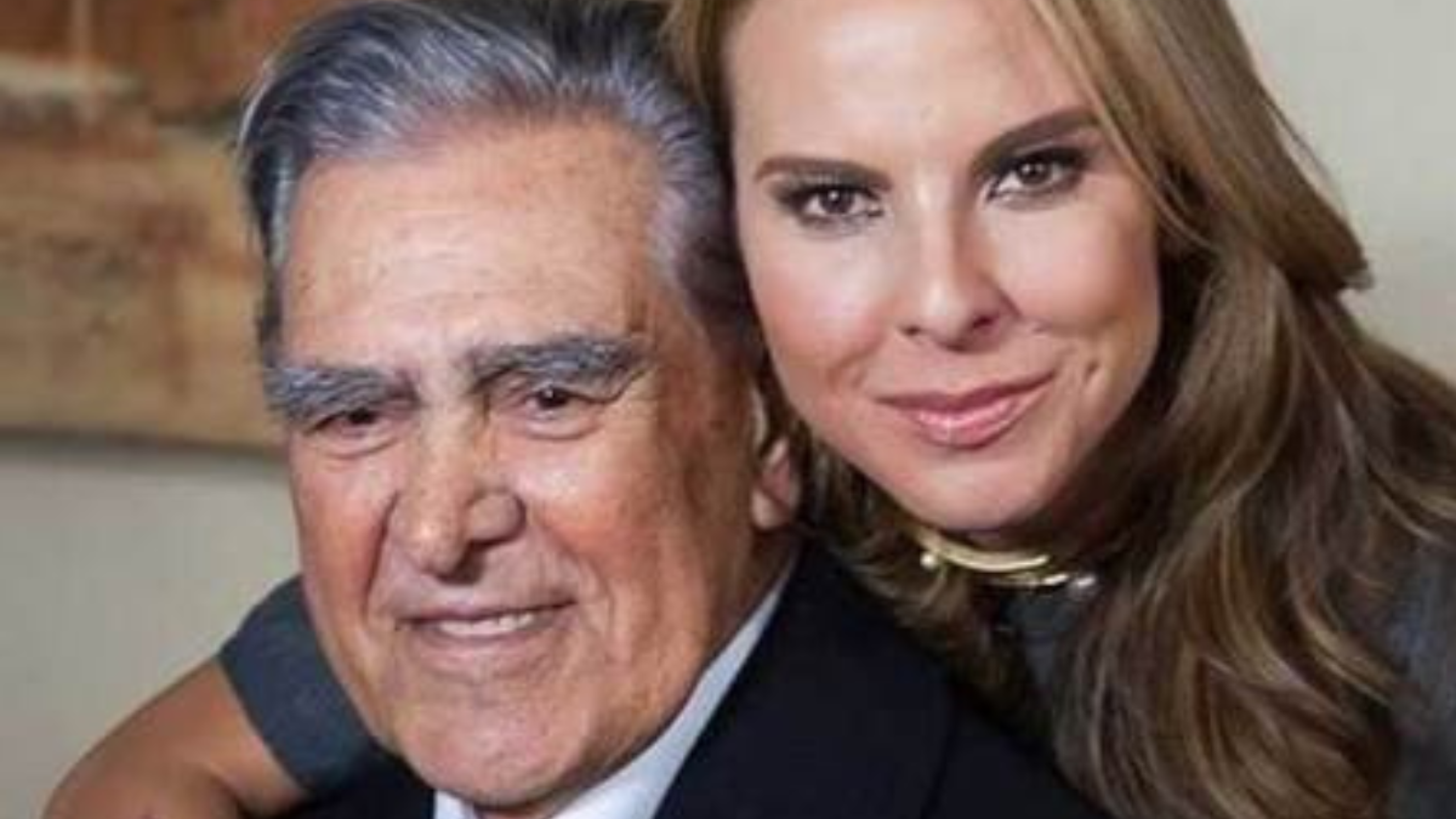 Eric del Castillo reaparece bailando "La Chona" con Kate del Castillo