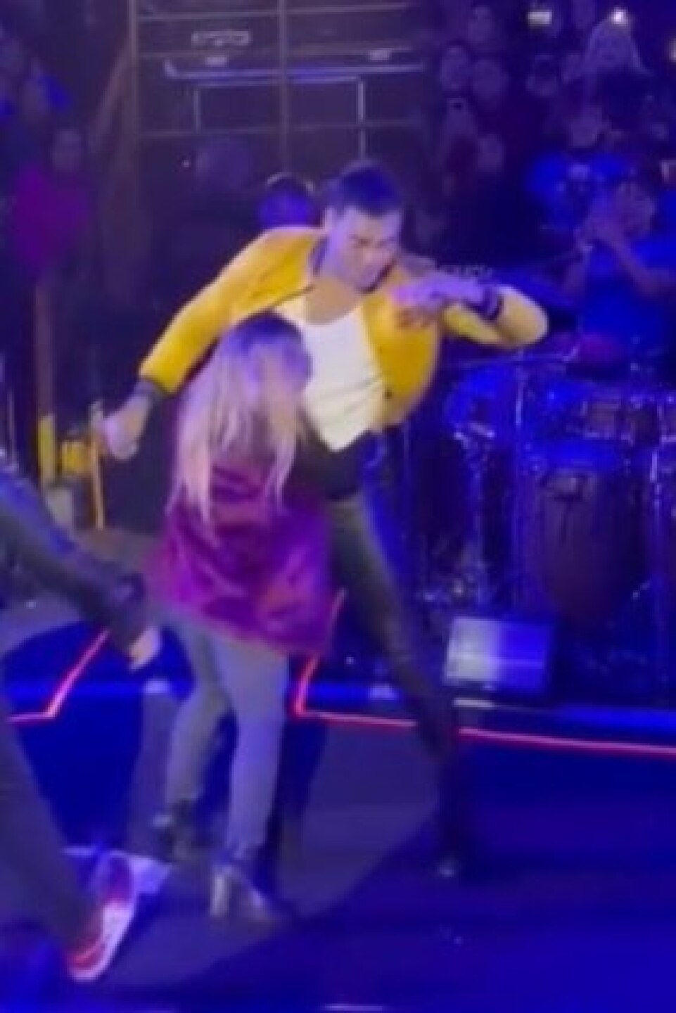 Fan derriba a Carlos Rivera en pleno concierto en Mexicali ¡Se pasó de emocionada!