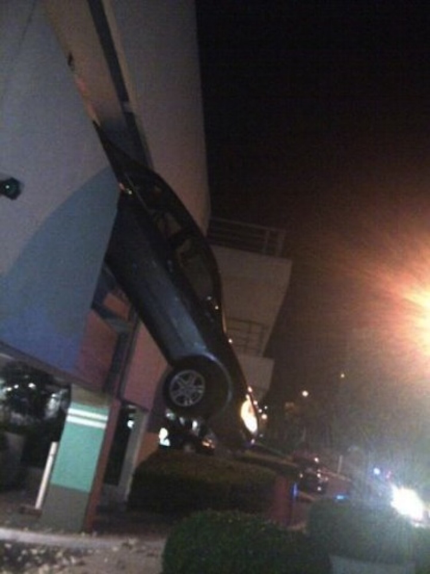 El coche de esta mujer quedó colgando del estacionamiento de Perisur.