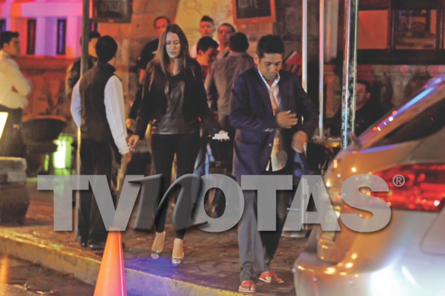 Jorge Campos salió de un bar muy bien acompañado.