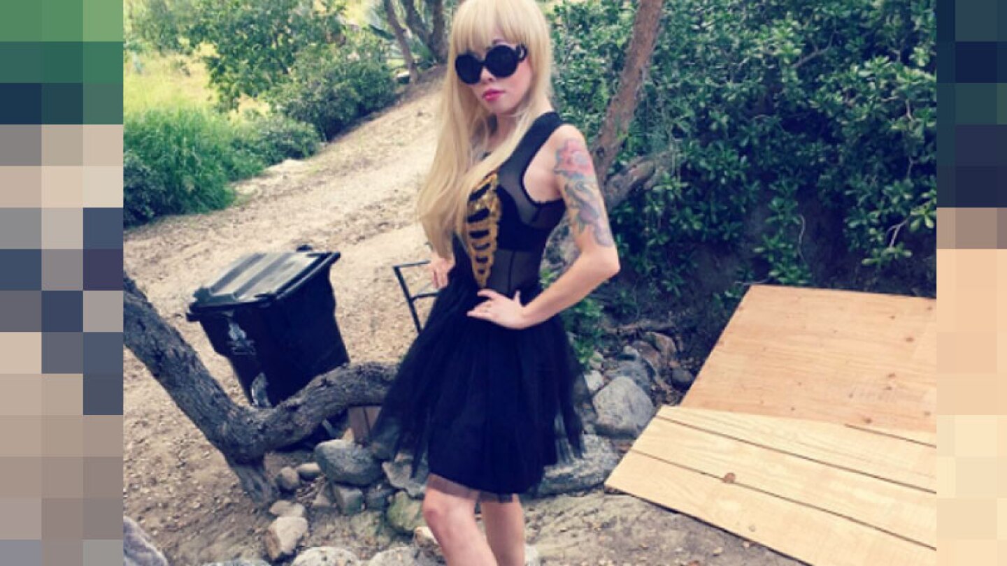 Mujer gasta miles de dólares para ser toda una Barbie
