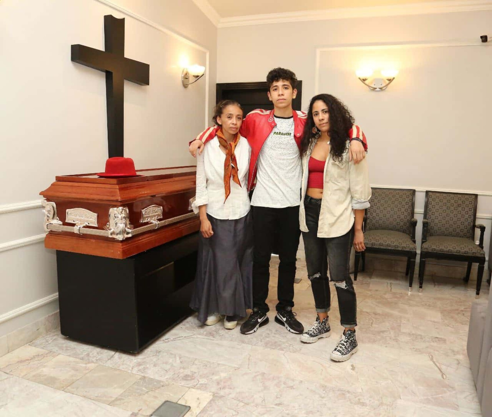 Su esposa María Elena, su hijo Raymond y su hija Priscila (hija del primer matrimonio del Coreógrafo) le dieron el último adiós. Y sobre el ataúd pusieron uno de sus sombreros favoritos, tal y como lo acostumbramos a ver.
