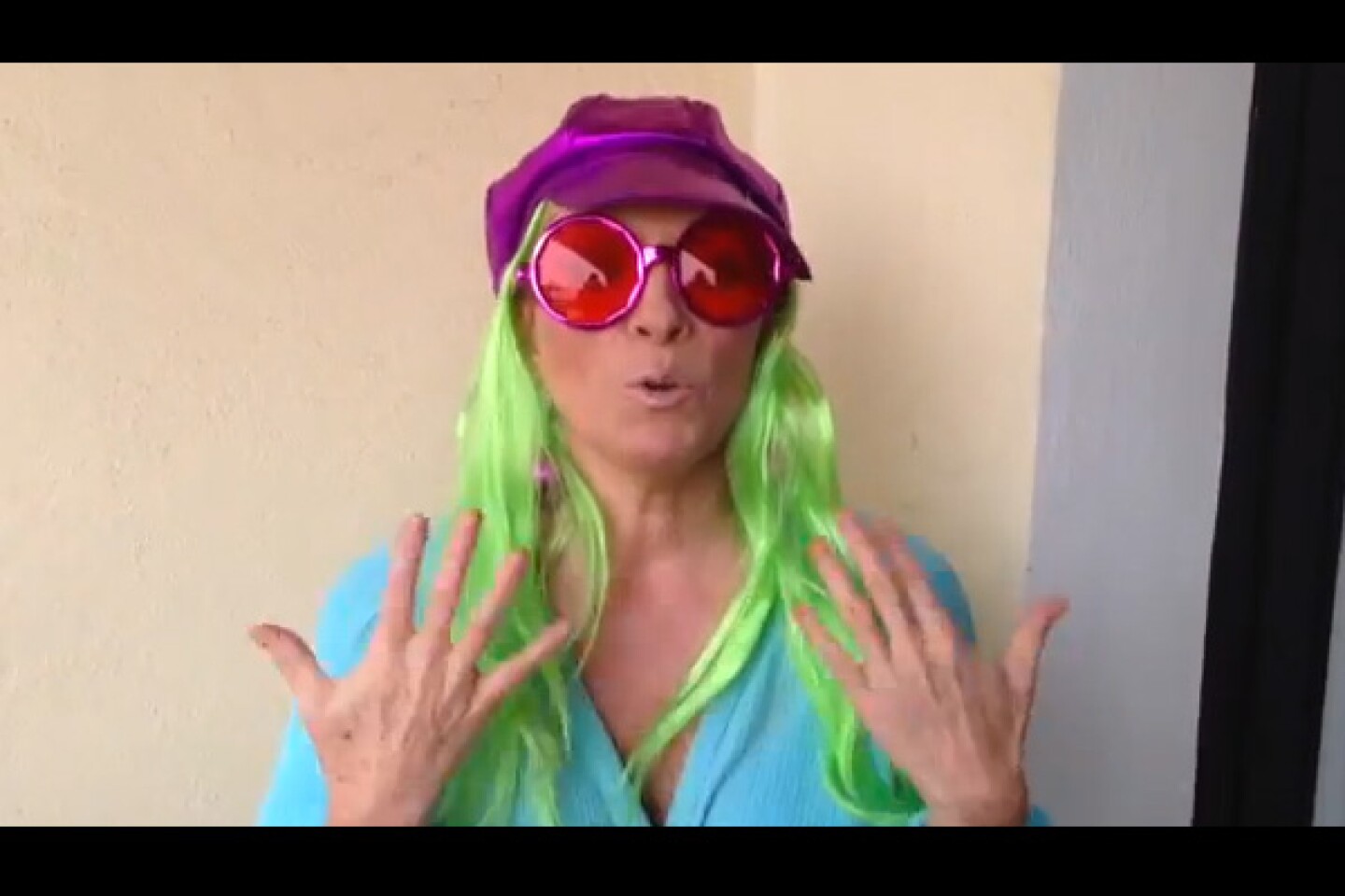 La cantante te enseña inglés de una manera muy graciosa.