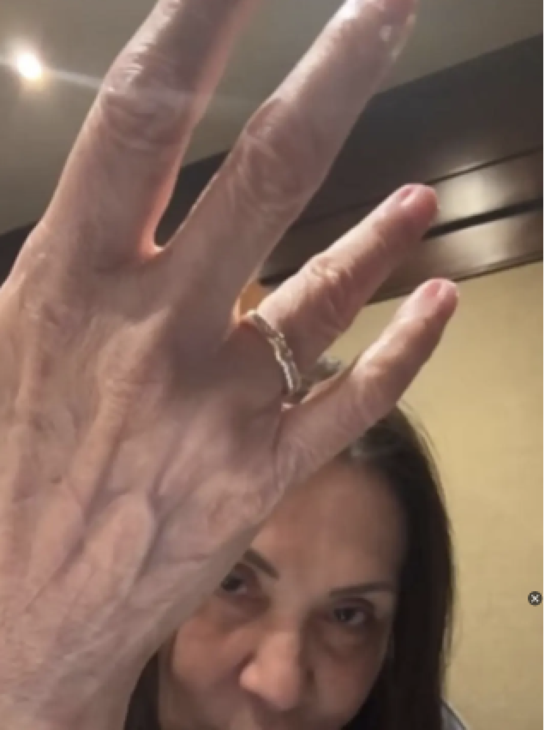 Ana Gabriel muestra foto con anillo