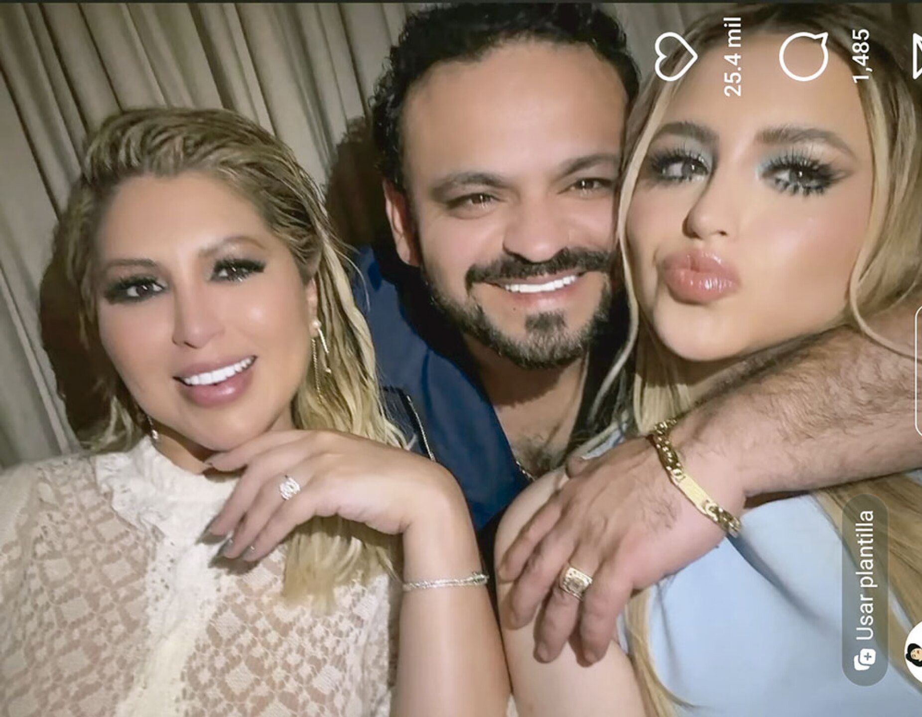 Familia de Nodal disfrutando de su cena