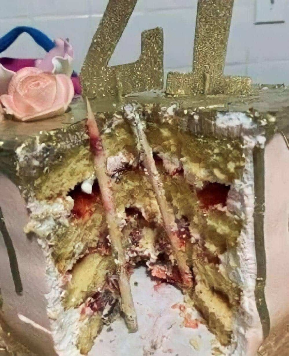 En medio del pastel se encontraban los palos que propiciaron el accidente.