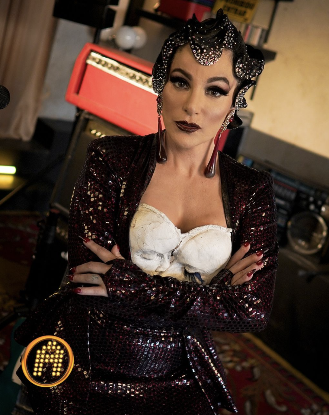 Lola Cortés posando para la cámara seria