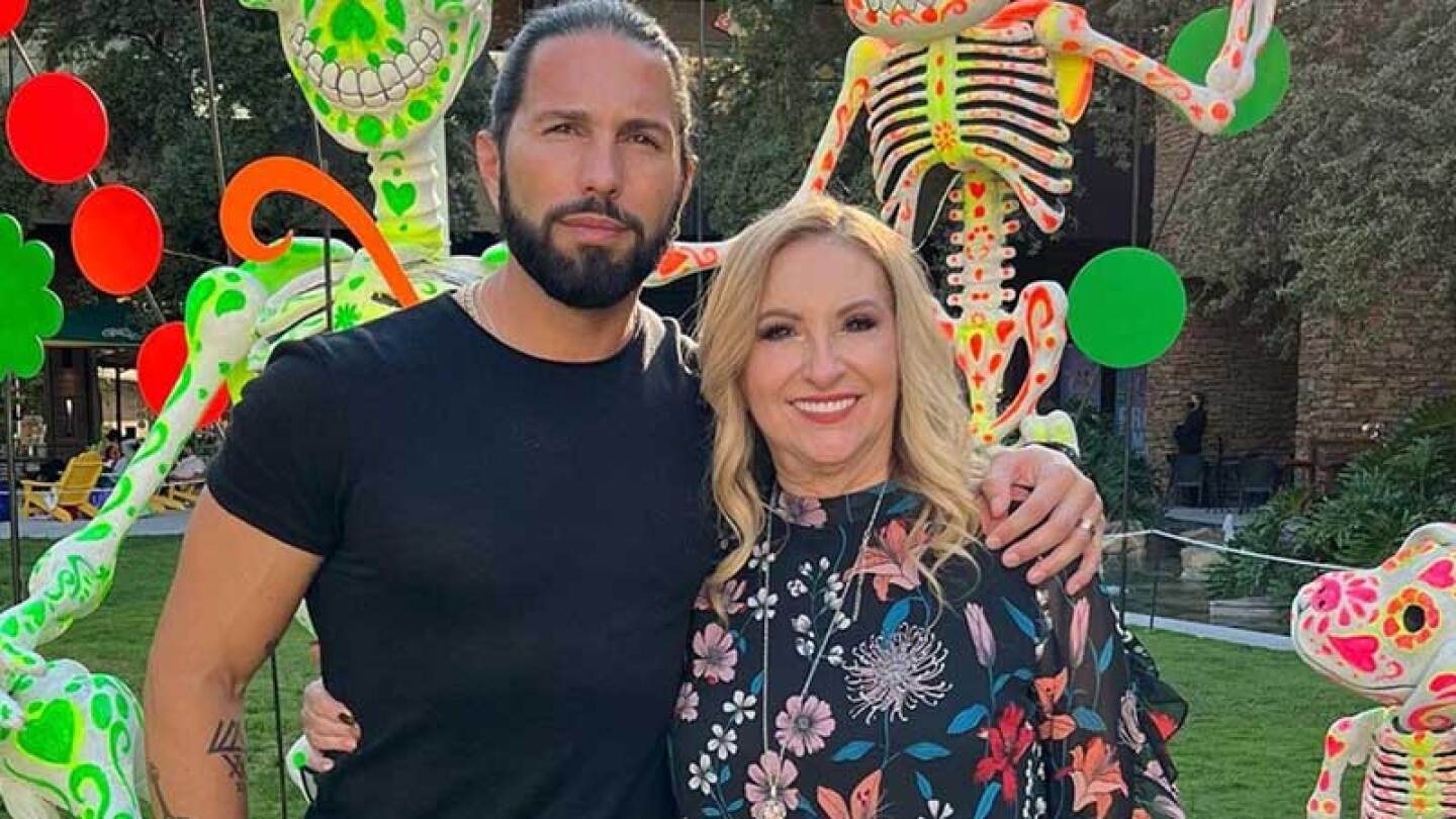 Tras polémica pelea con su mamá, Poncho de Nigris la invita a la foto familiar de Navidad