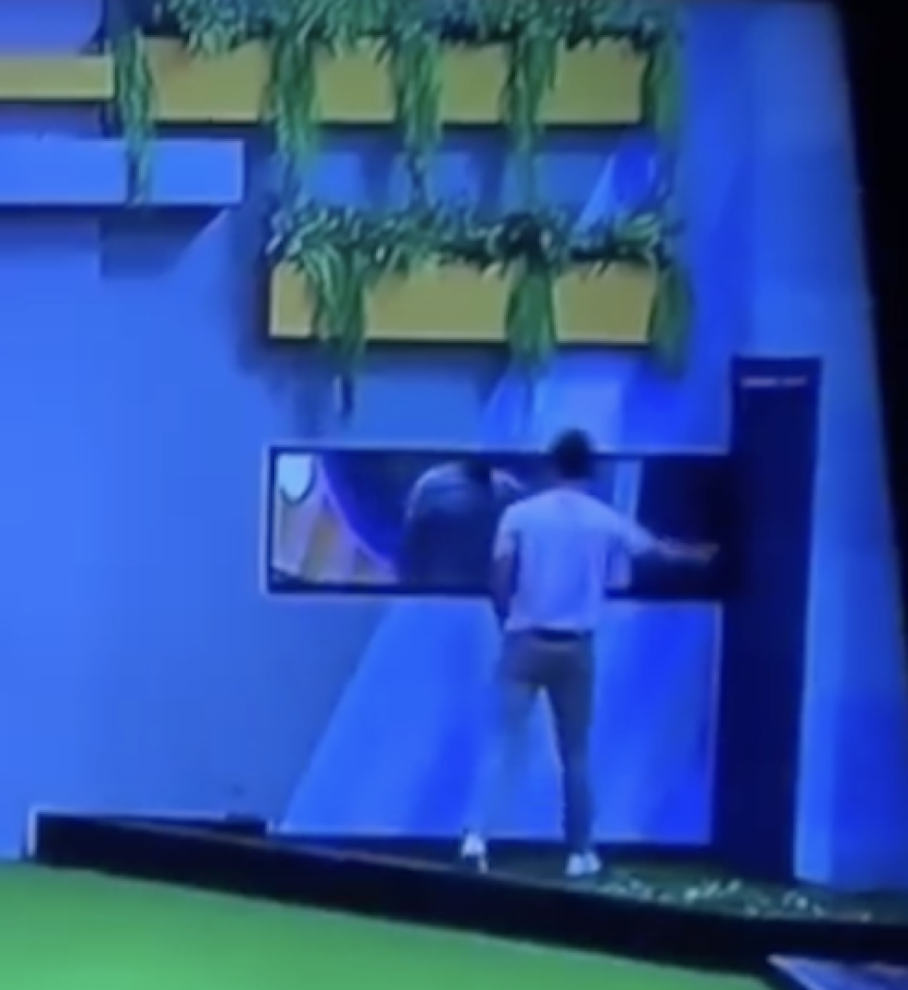 Adrián Marcelo saliendo de La casa de los famosos México