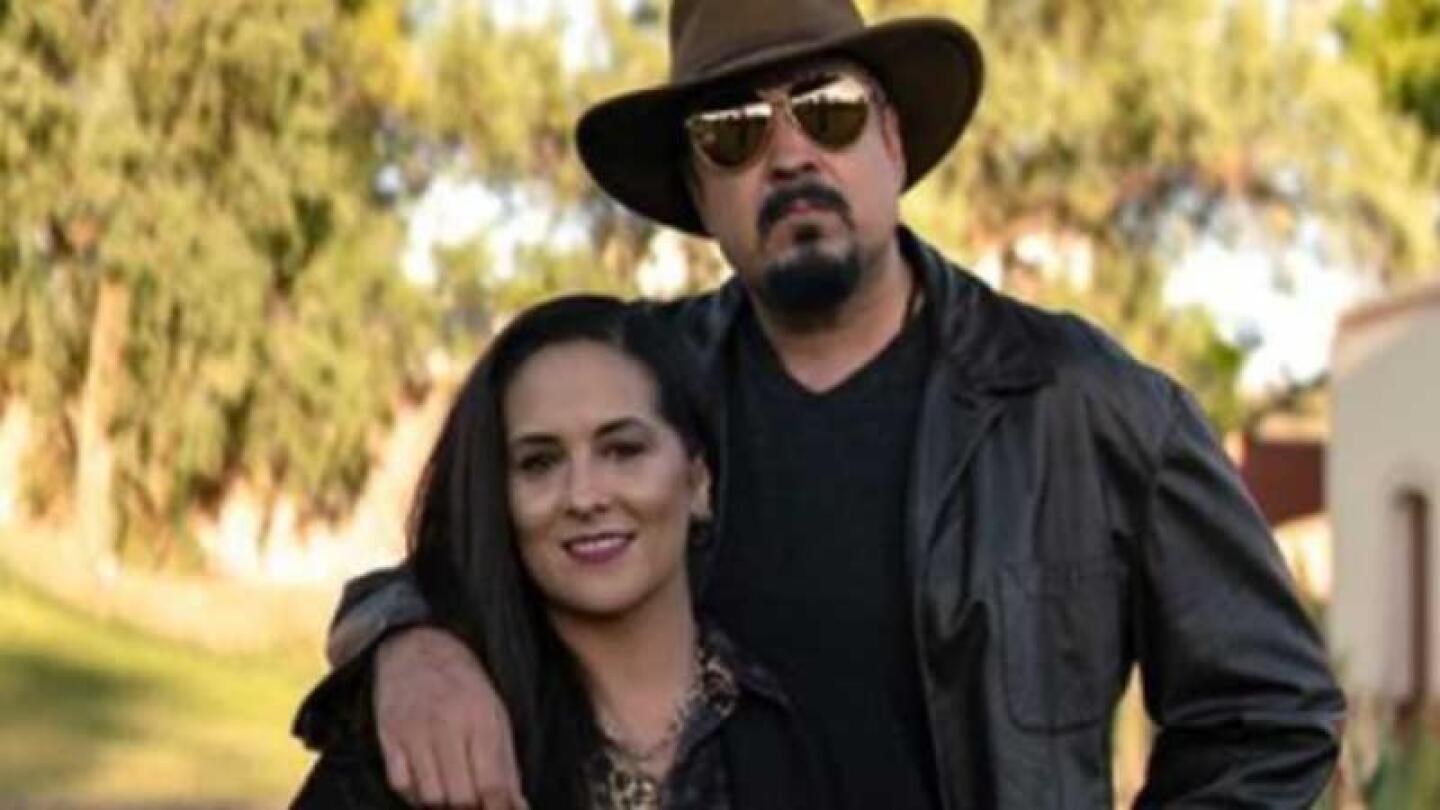 Pepe Aguilar presume el costoso regalo de su esposa por sus 25 años de matrimonio