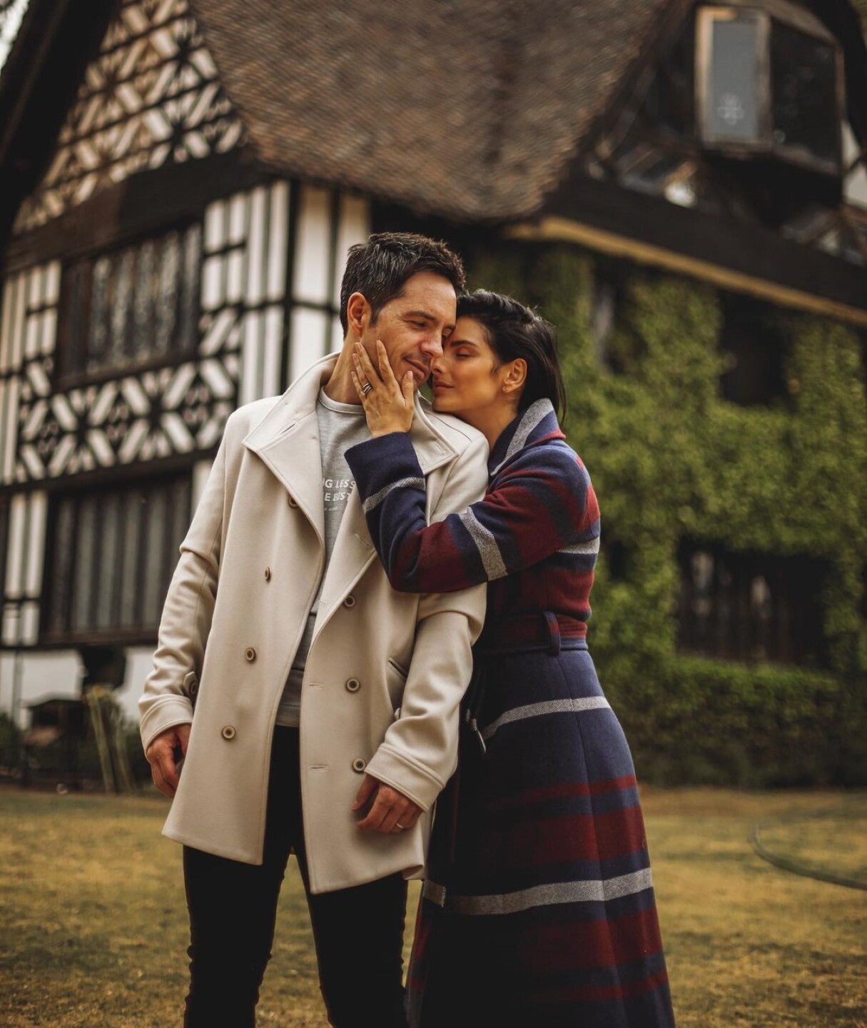 Aislinn Derbez y Mauricio Ochmann abrazados