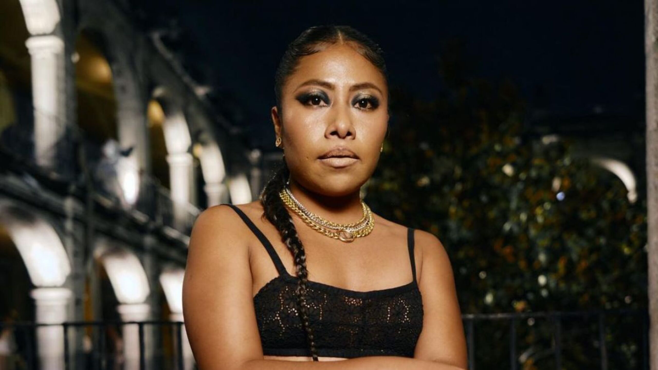 Yalitza Aparicio desfile Dior 2024 posando para redes sociales