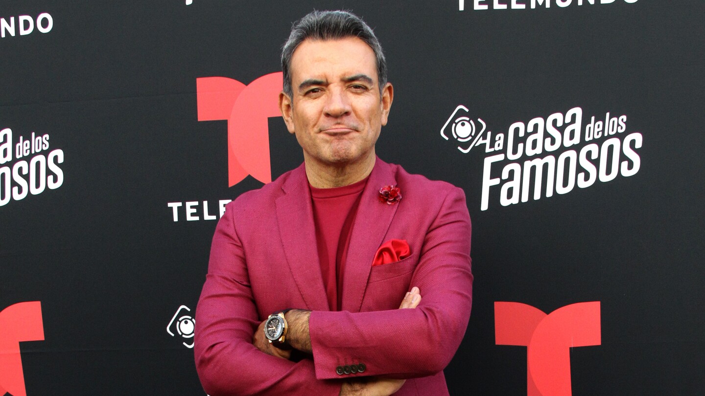  Héctor Sandarti reacciona al estreno de La Casa de los Famosos  y revela porque ya no es conductor