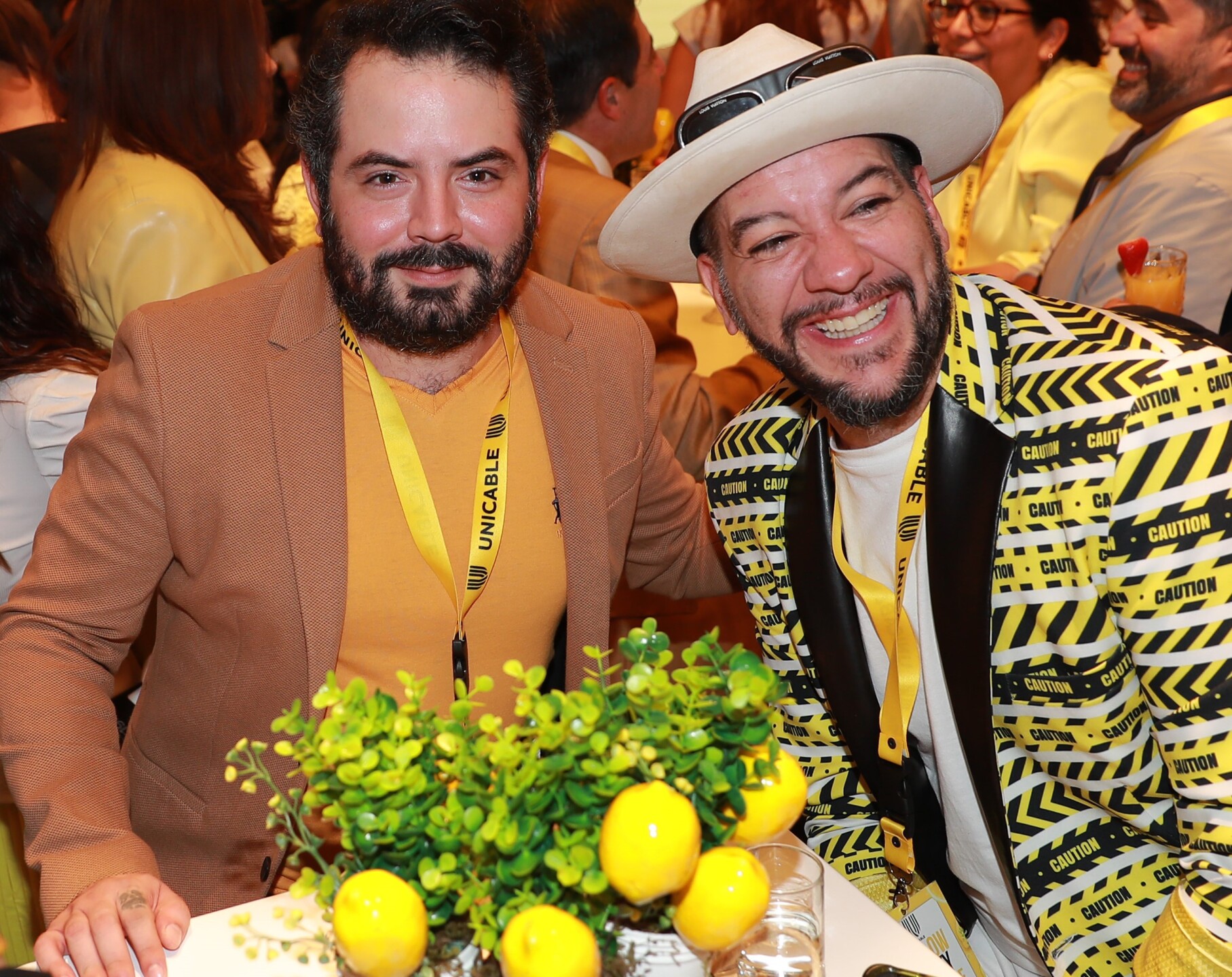 Fiesta amarilla Unicable 2024, Faisy y José Eduardo Derbez