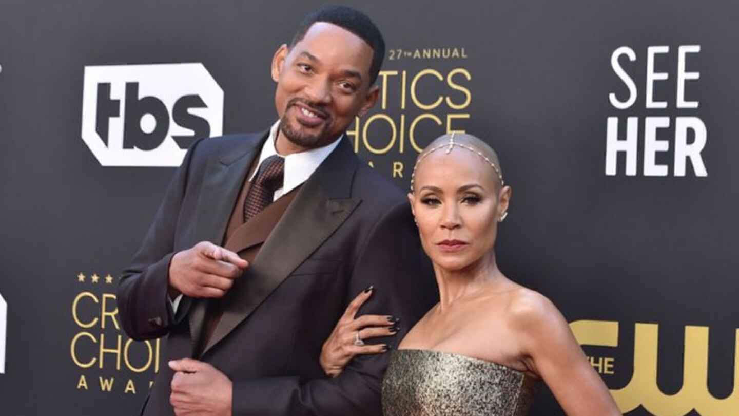 Will Smith sonriente y Jada Pinkett seria, juntos