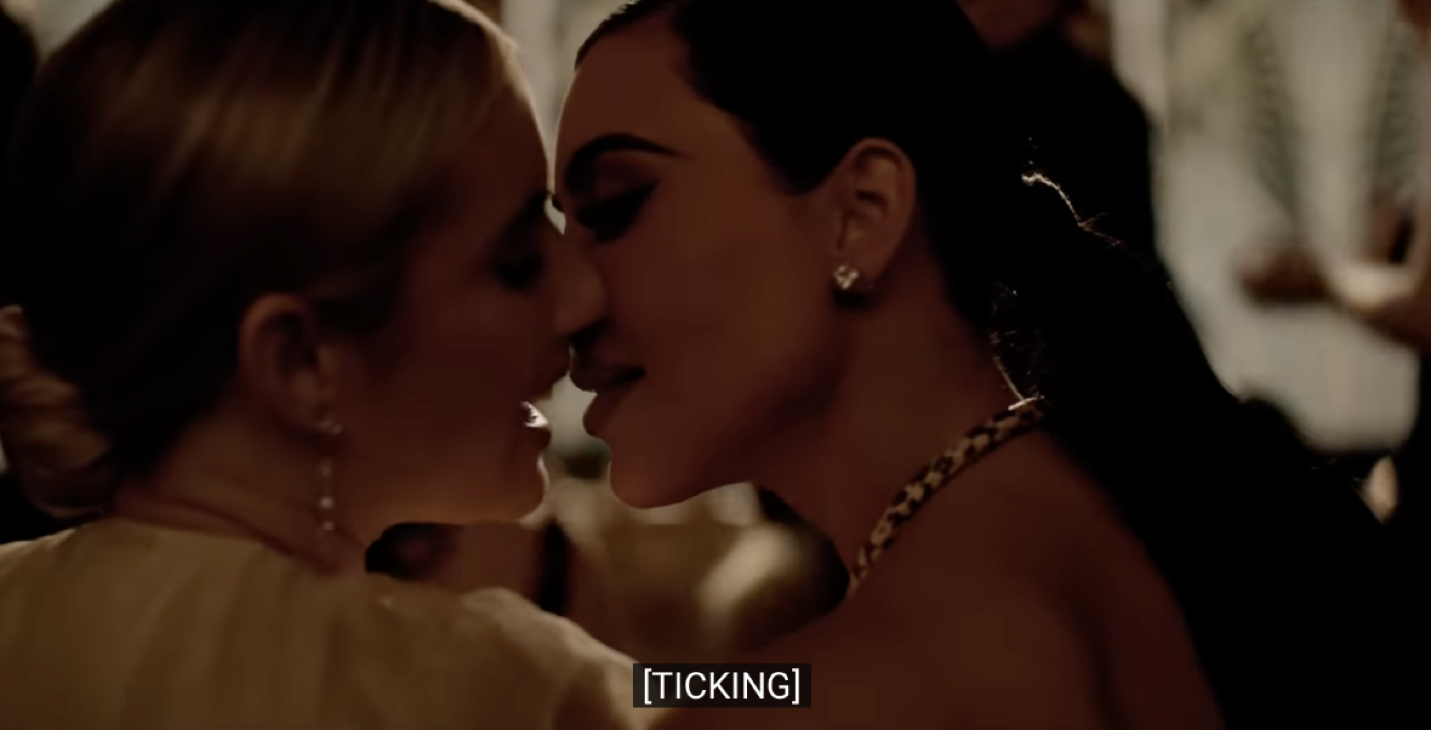 Kim Kardashian y Emma Roberts se besan en American Horror Story