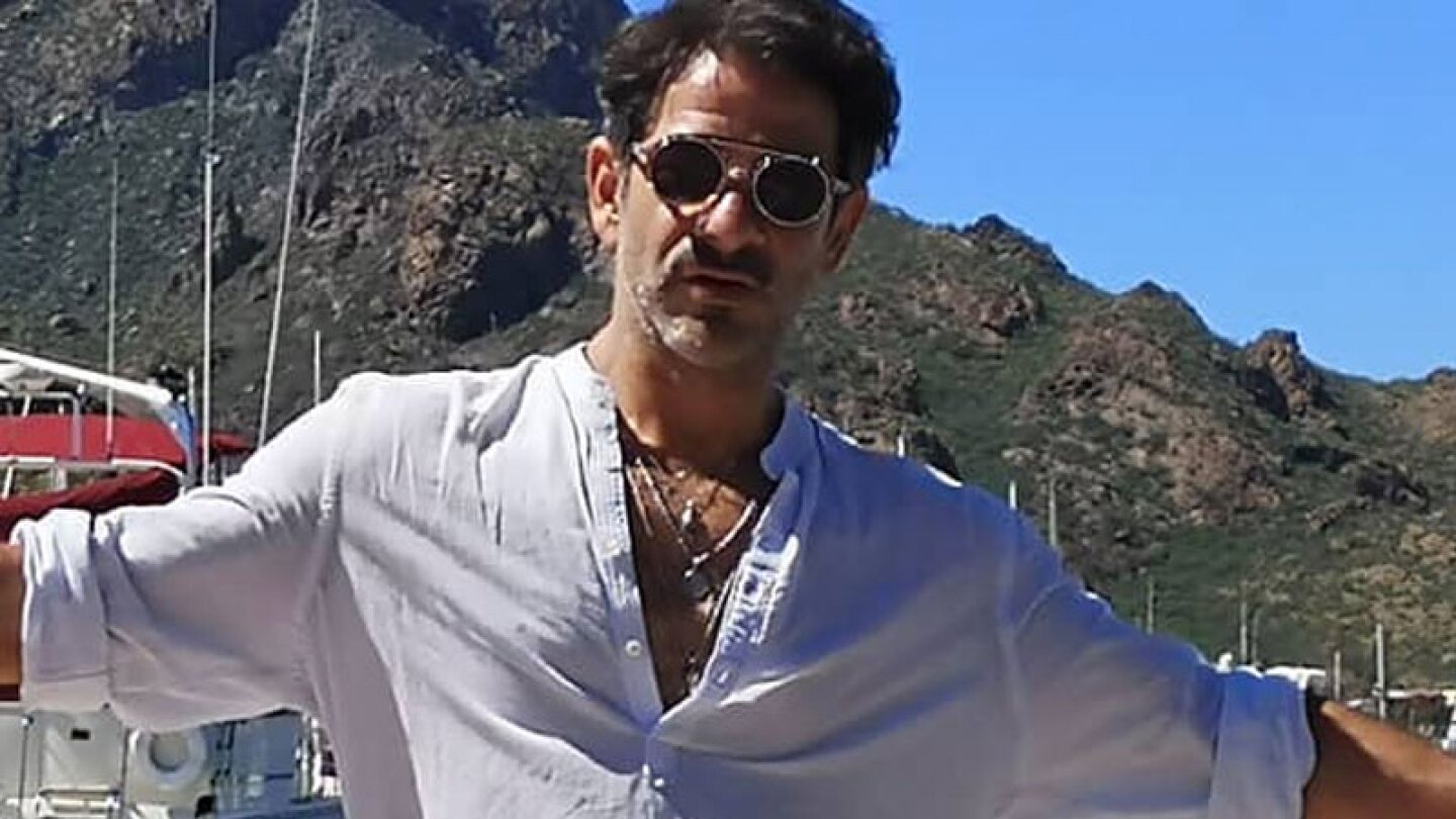 En la atrevida foto aparece tal y como Dios los trajo al mundo, pero de espaldas en una alberca