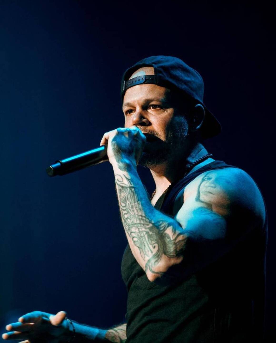 J Balvin se pone la gorra de Residente en pleno concierto y causa controversia entre los fans