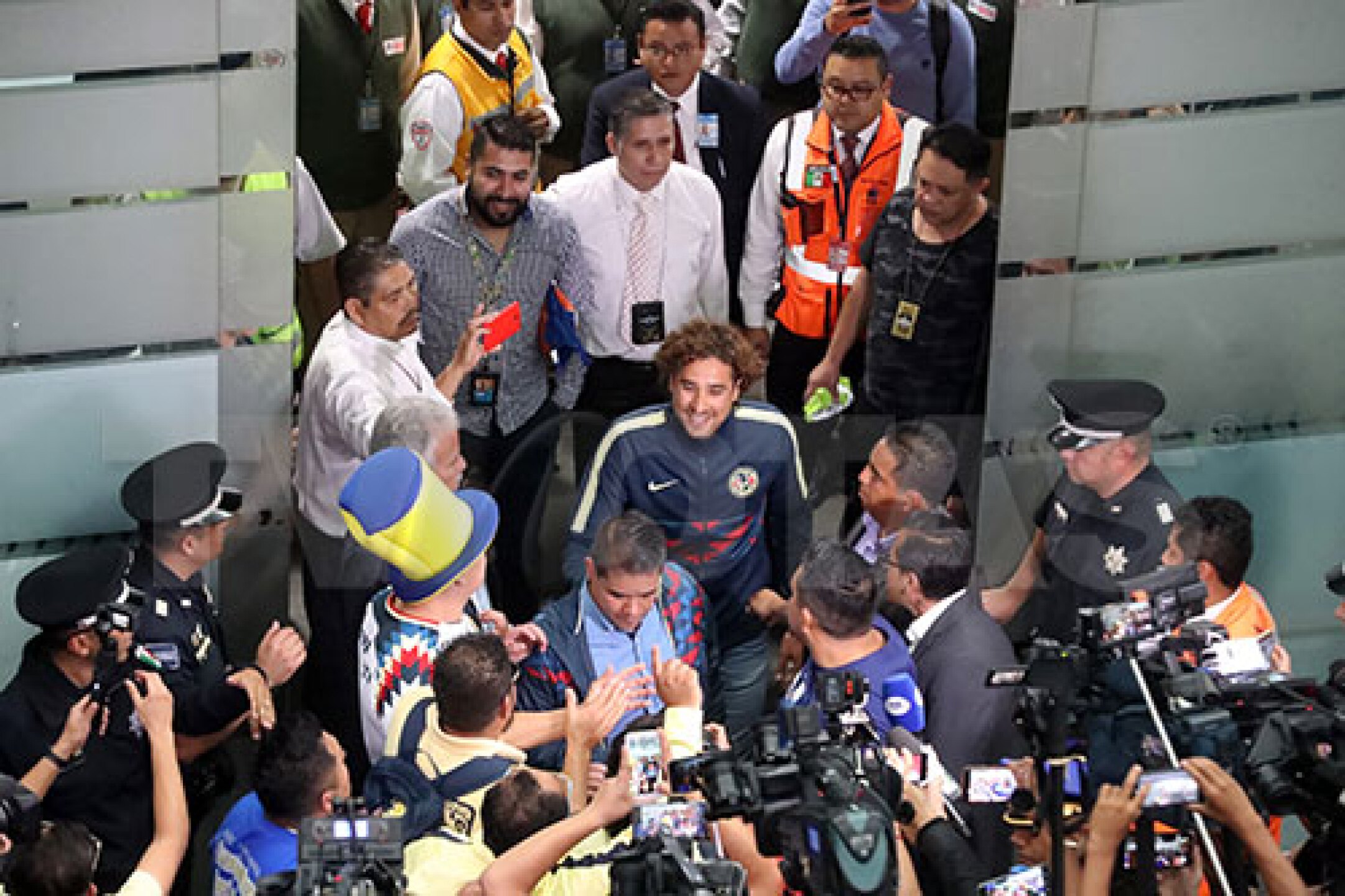 El arquero regresó a México y se convierte en el futbolista mejor pagado con 87.5 millones de pesos al año