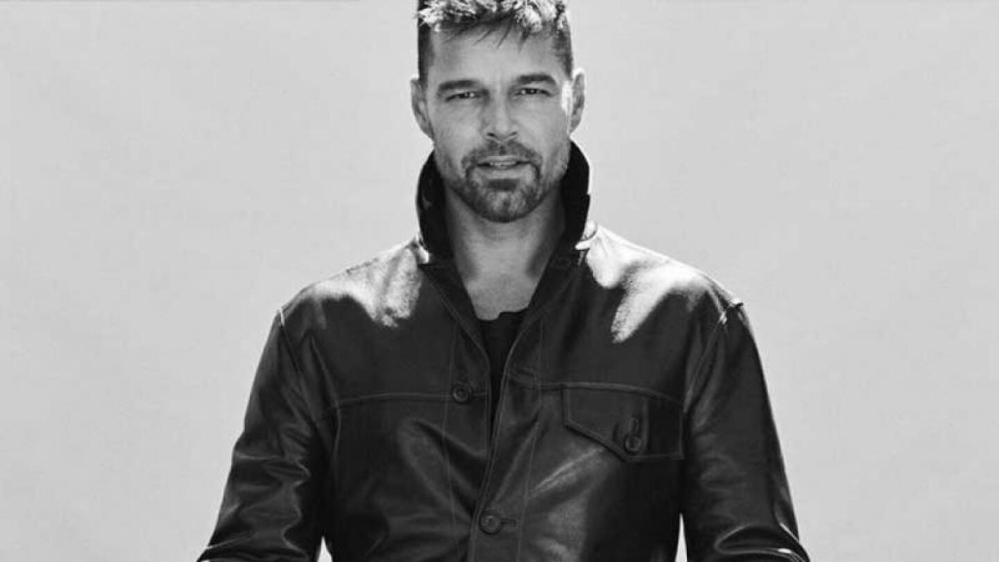 Ricky Martin luce distinto por una reacción alérgica.