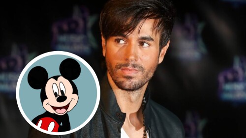 Tunden en redes a Enrique Iglesias por cantar ¡como Mickey Mouse!