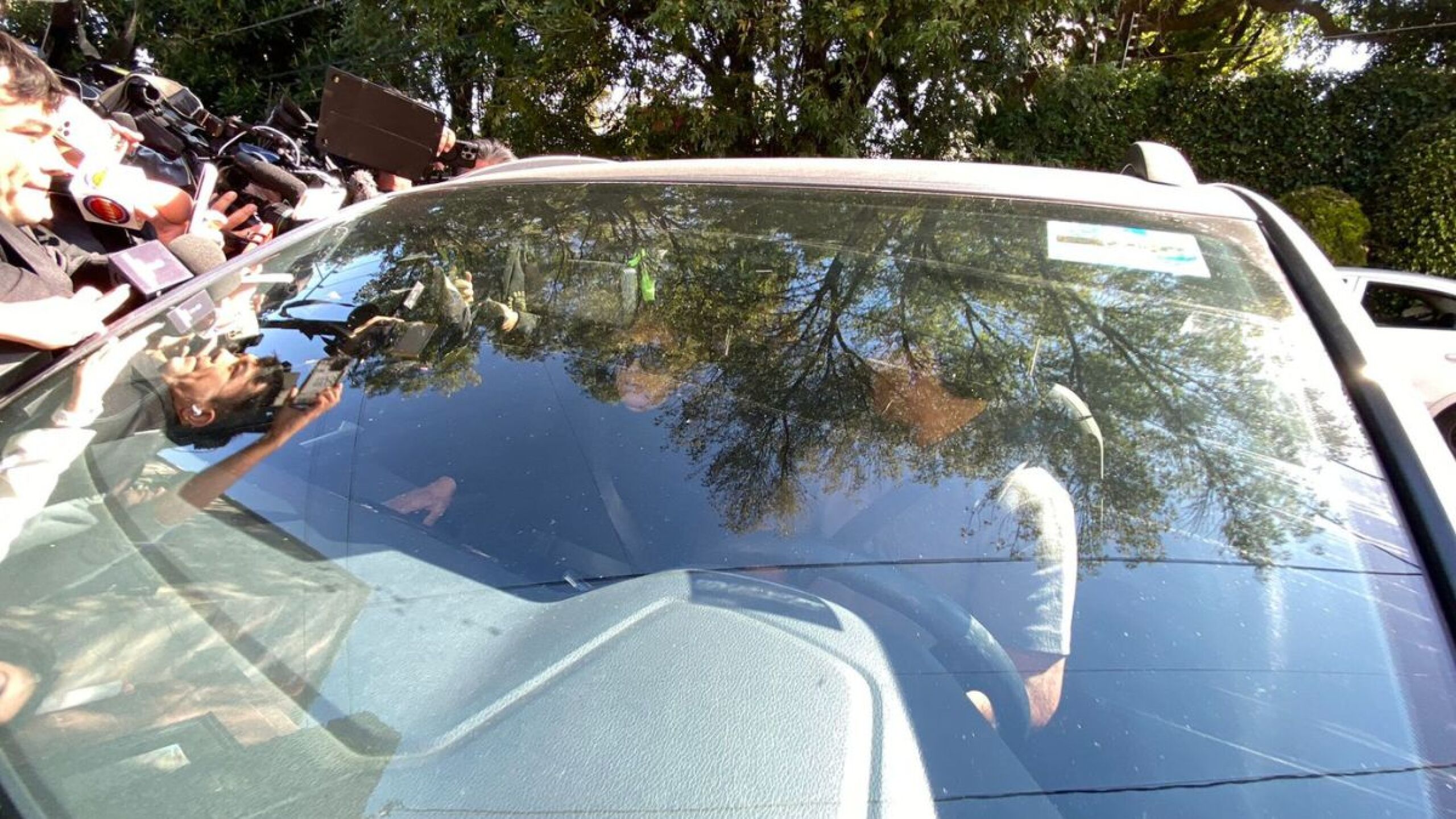 Sylvia Pasquel llega a la funeraria a dar el último adiós a su madre