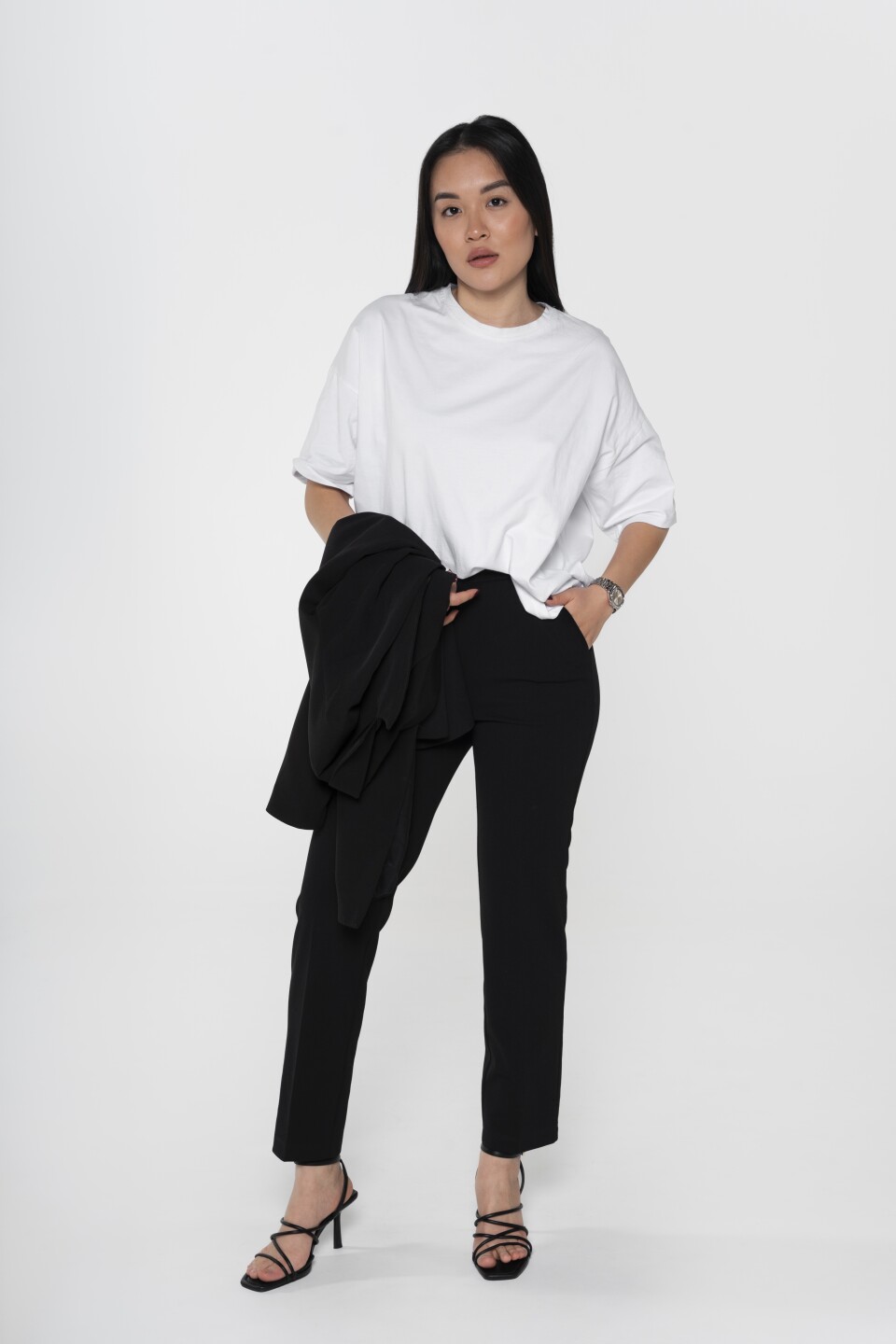 mujer usando pantalones anchos