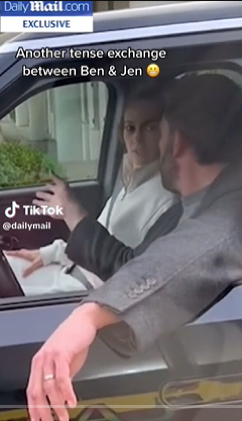 En el video el actor estadounidense, Ben Affleck parece molesto