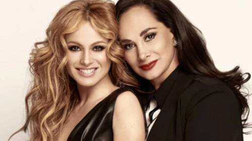 Paulina felicita a su mamá