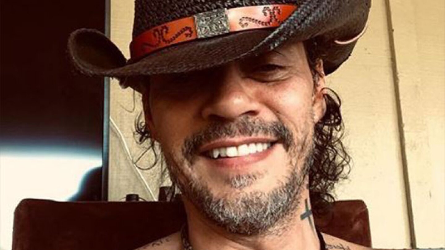 Marc Anthony besa a un hombre.