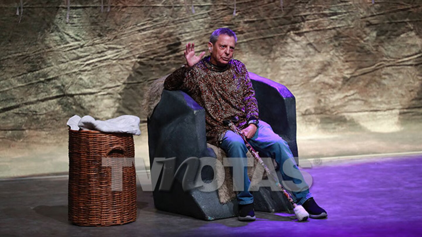 César Bono en Buscando al cavernícola, obra de teatro