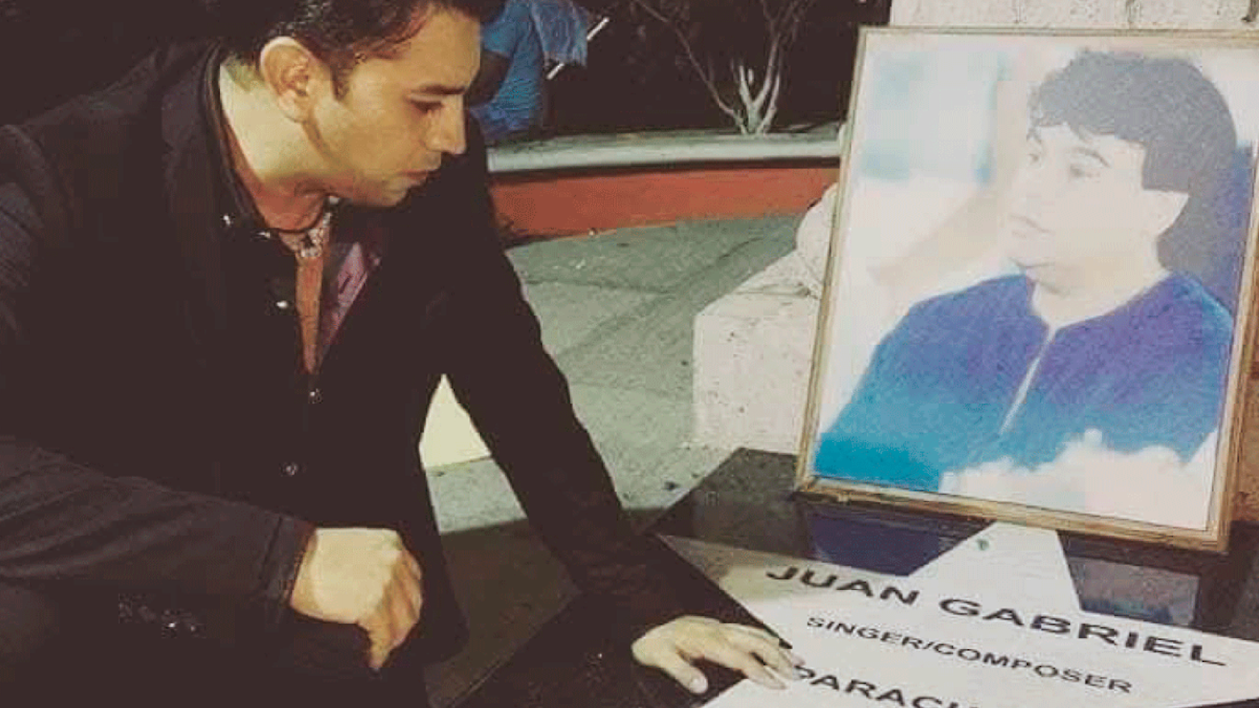 Carlos Alberto Calderón se despidió de Juan Gabriel durante el funeral del cantante