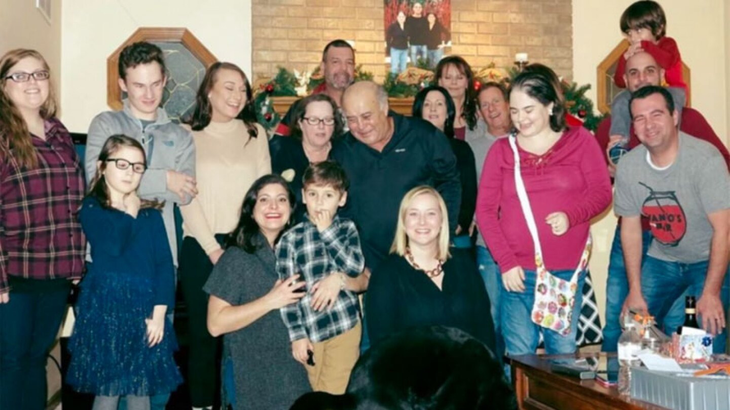 Todos sonreían, pero pocos descubrieron el asqueroso detalle en la foto familiar.