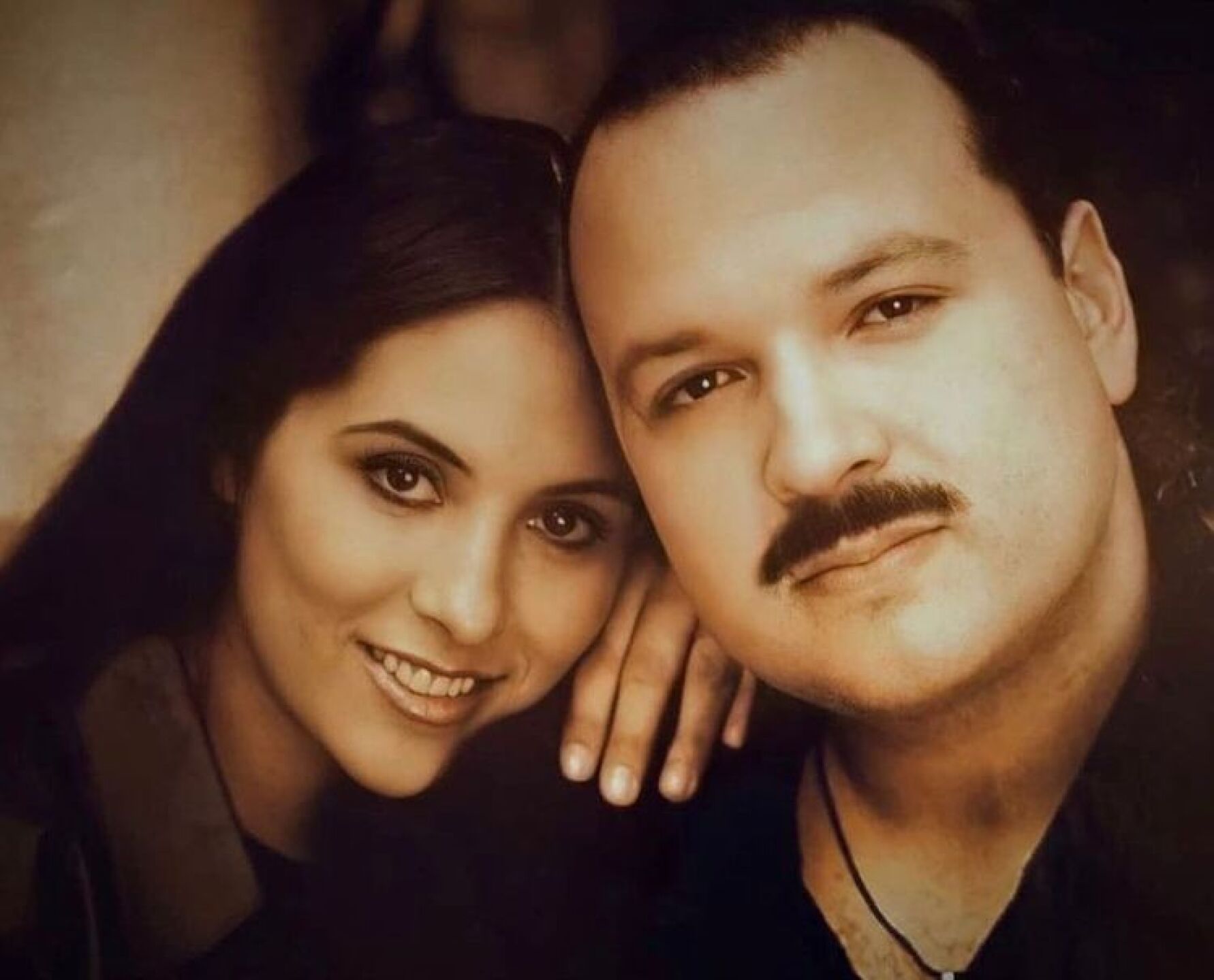 Pepe Aguilar presume el costoso regalo de su esposa por sus 25 años de matrimonio