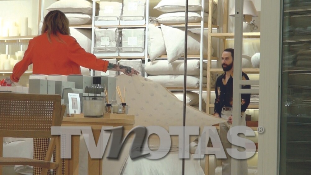 Jay de la Cueva y su novia se van de shopping y aprovecharon un rinconcito ¡para echar pasión!