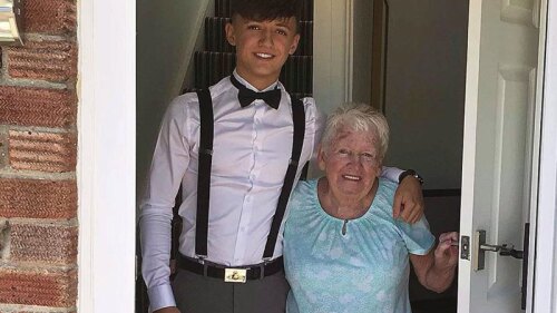 Joven se hace viral por su abuela