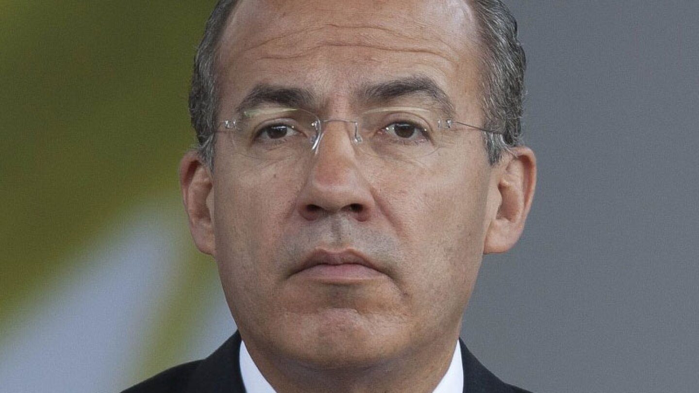 Video: Hombre confronta a Felipe Calderón en un avión