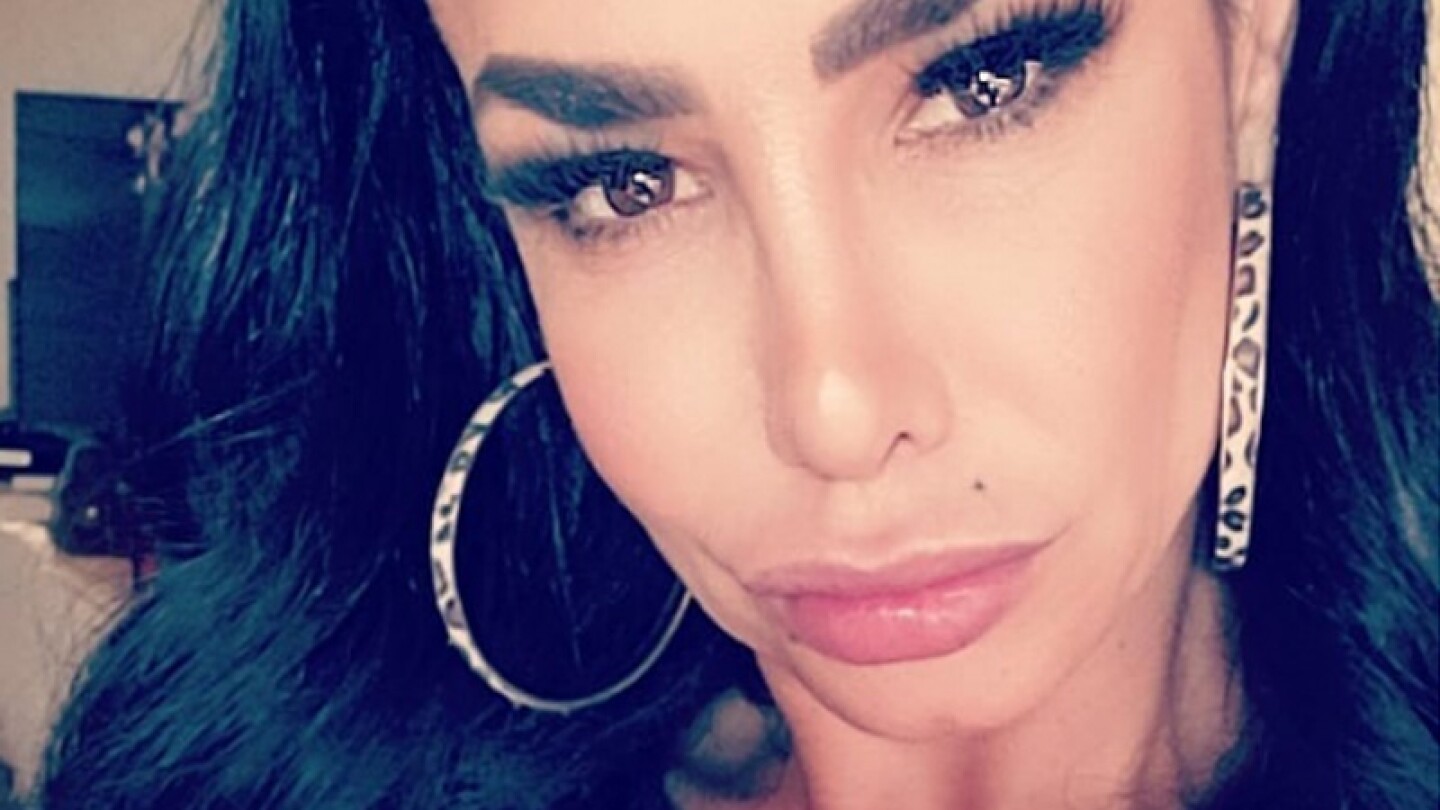 Sin tanga y con mallones embarrados, Lis Vega hace rigurosas sentadillas