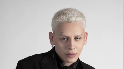 Kunno con cabello rubio