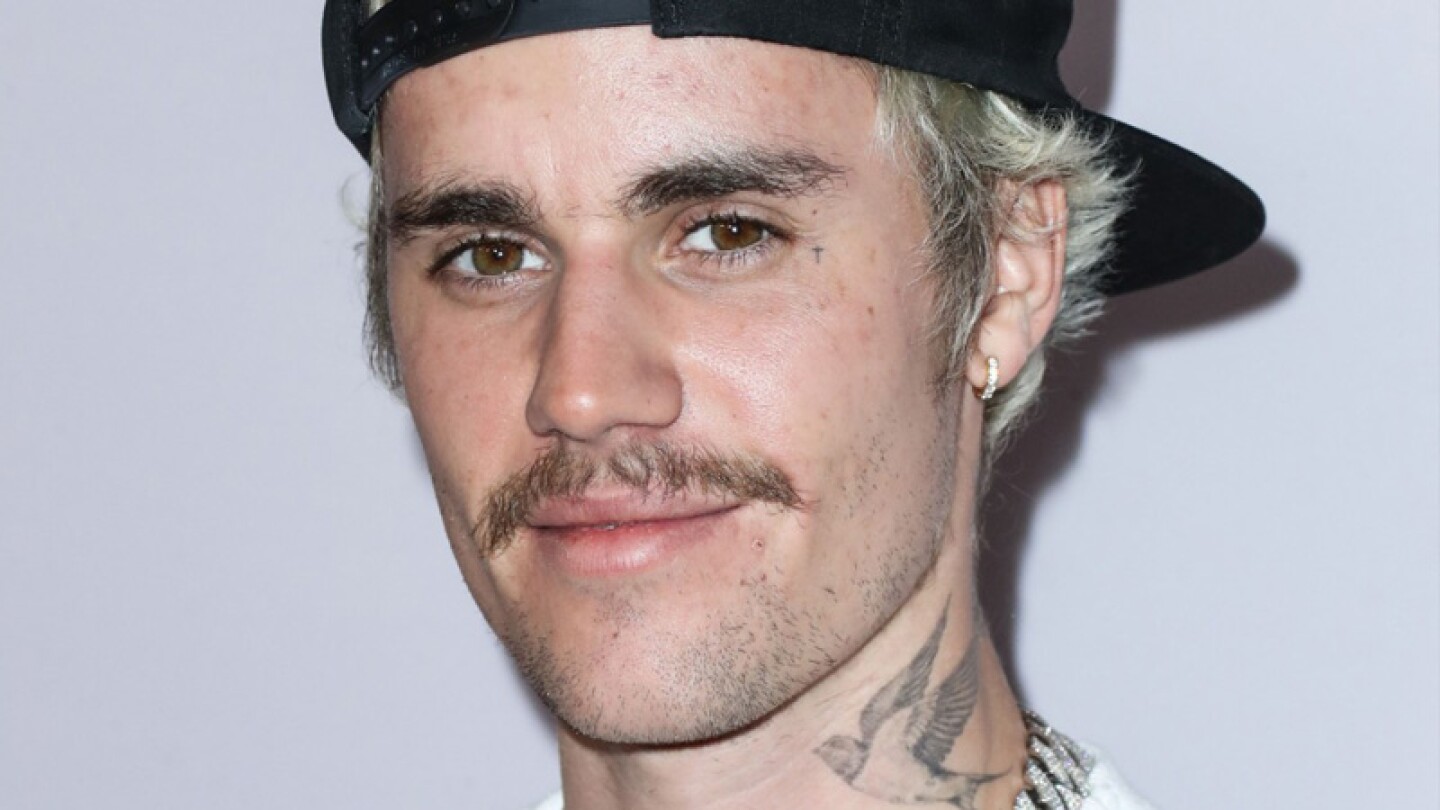 Justin Bieber escucha Intocable durante un live