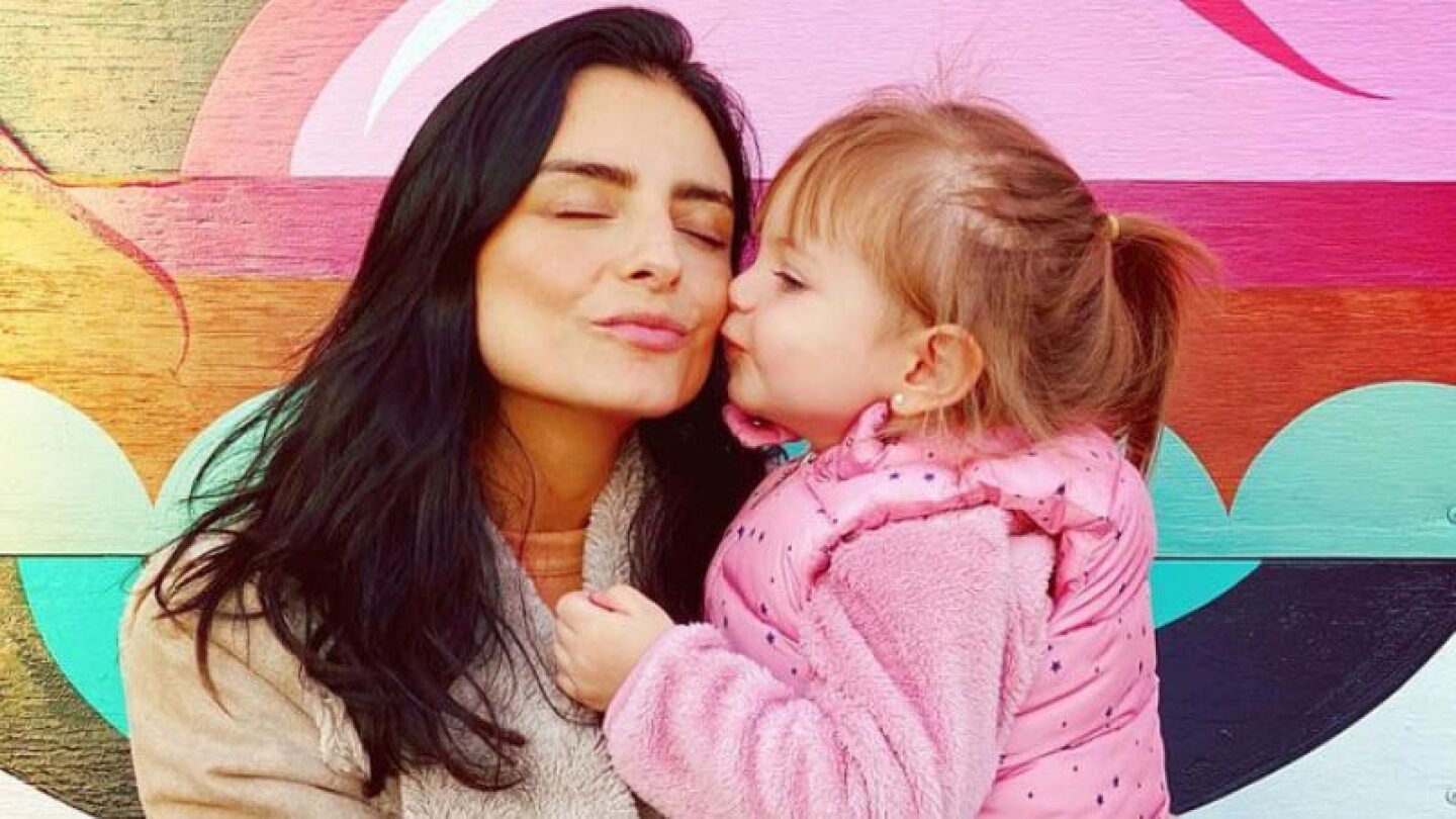 Aislinn Derbez le dedica amoroso mensaje a su hija