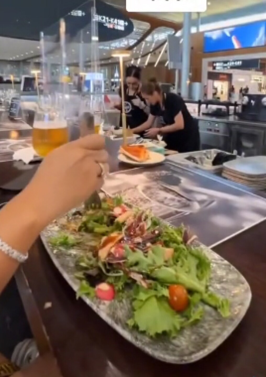 Balinda expone a personal que la trató mal en un restaurante