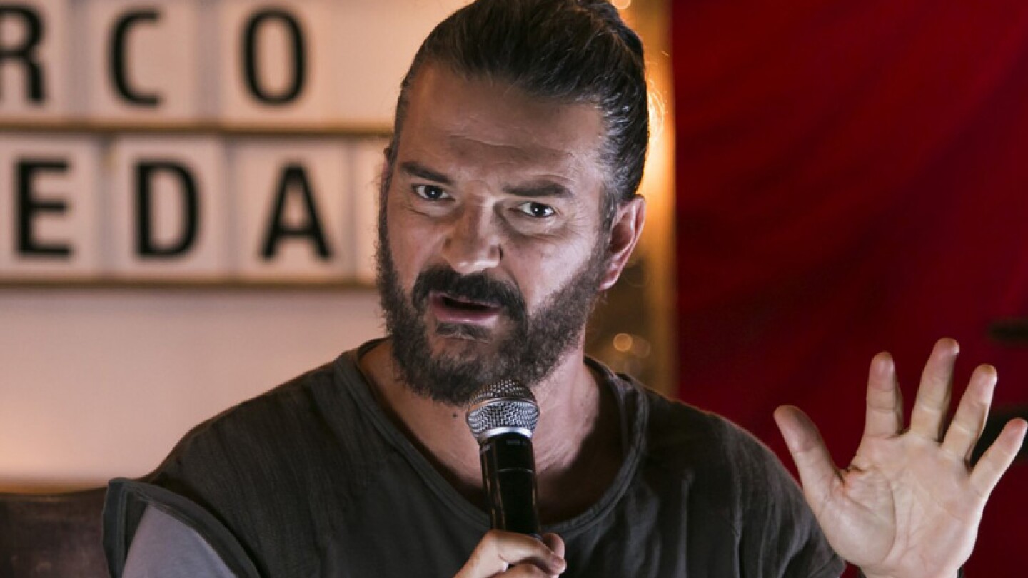 Ricardo Arjona viaja en metro ¡y nadie lo reconoce!