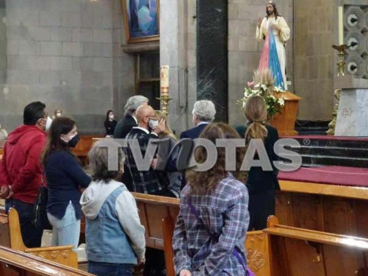 Santiago Creel y Lorenzo Lazo asisten a la misa del aniversario luctuoso de Edith González