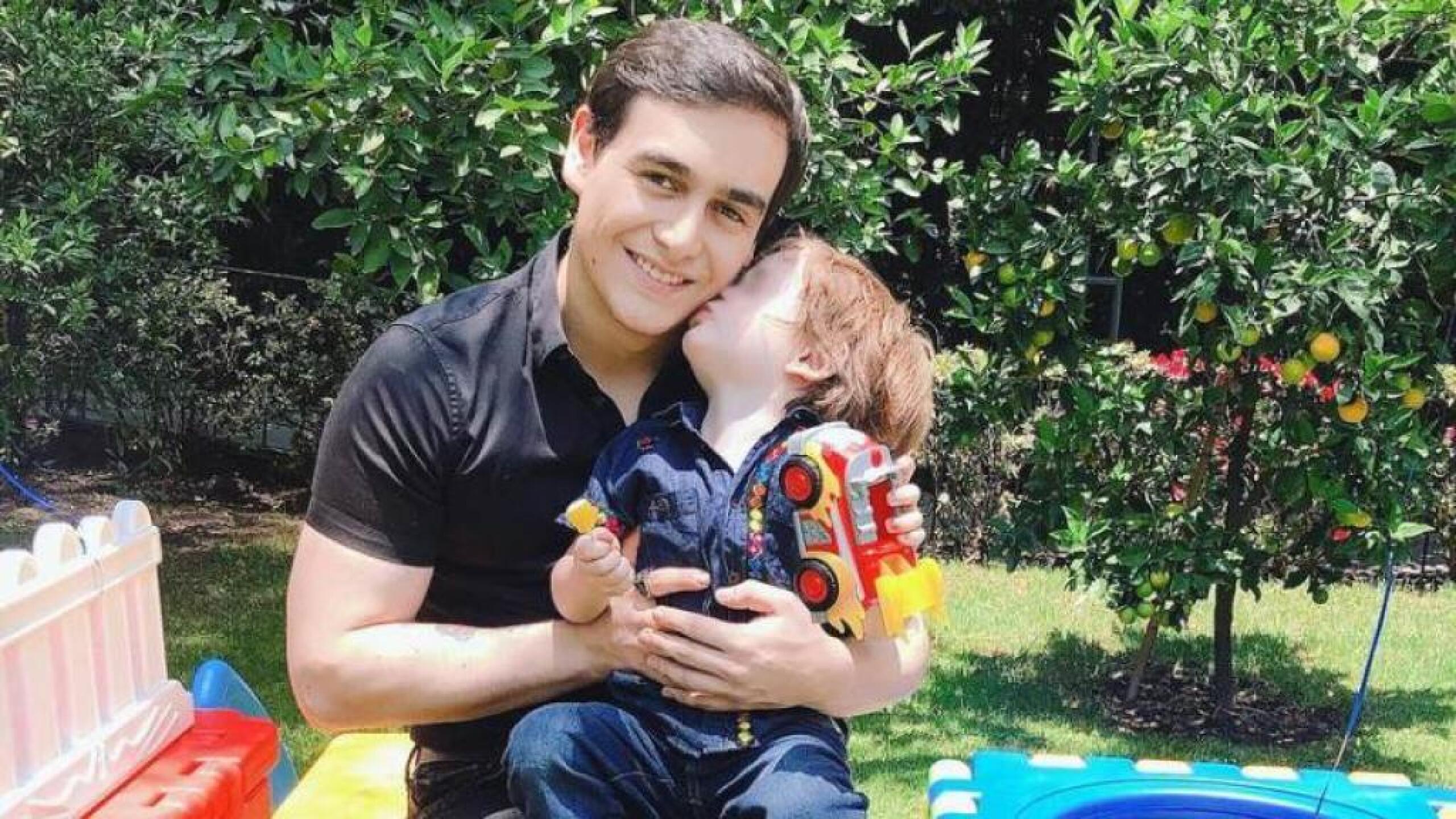 Julián Figueroa abraza a su hijo